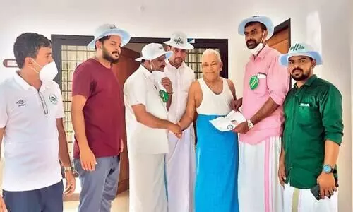 വി​മ​ത യൂ​ത്ത് ലീ​ഗ് നേ​താ​വ് ഔ​ദ്യോ​ഗി​ക സ്ഥാ​നാ​ര്‍ഥി​ക്കു​വേ​ണ്ടി പ്ര​ചാ​ര​ണ​ത്തി​ല്‍