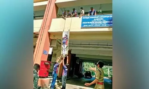 സി​വി​ൽ സ്​​റ്റേ​ഷ​നി​ൽ ഡി​ഫ​ൻ​സ് വ​ള​ൻ​റി​യ​ർ​മാ​ര​ു​ടെ ര​ക്ഷാ​പ്ര​വ​ർ​ത്ത​നം