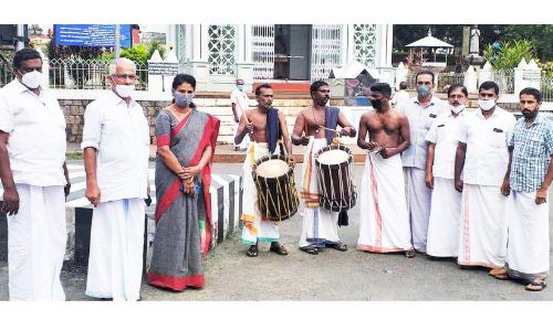 ചെണ്ടമേളവുമായി സ്ഥാനാര്‍ഥികള്‍