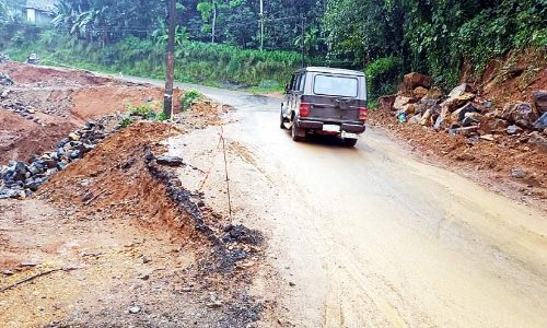 സുരക്ഷയില്ലാതെ പൊൻകുന്നം –പുനലൂർ റോഡ് നിർമാണം