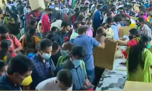 കോവിഡ് നിയന്ത്രണങ്ങളില്ല; പോളിങ് സാമഗ്രി വിതരണ കേന്ദ്രത്തിൽ തിക്കും തിരക്കും