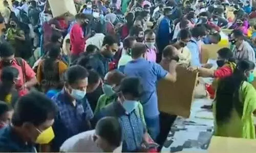 കോവിഡ് നിയന്ത്രണങ്ങളില്ല; പോളിങ് സാമഗ്രി വിതരണ കേന്ദ്രത്തിൽ തിക്കും തിരക്കും