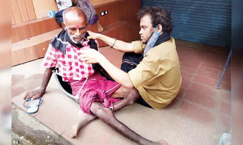 ശസ്ത്രക്രിയക്ക് പണമില്ല, കൂടെനിൽക്കാൻ ആളുമില്ല; യാതന നിറഞ്ഞ കാഴ്ചയായി എളങ്കോവൻ ചെട്ടിയാർ ശസ്ത്രക്രിയക്ക് പണമില്ല, കൂടെനിൽക്കാൻ ആളുമില്ല; യാതന നിറഞ്ഞ കാഴ്ചയായി എളങ്കോവൻ ചെട്ടിയാർ