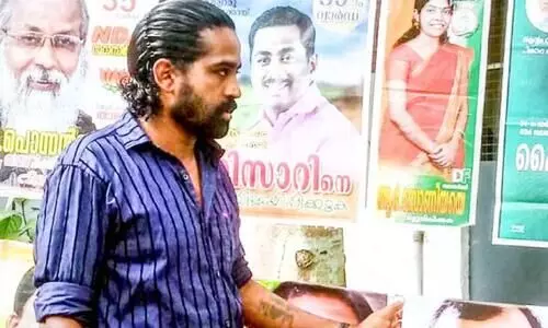 പോസ്​റ്റർ ശേഖരണത്തിലൂടെ സ്ഥാനാർഥികളെ പരിചയപ്പെടുത്തി കണ്ണൻ ബാബു