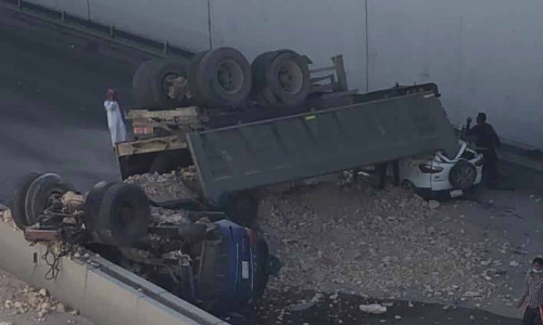 ട്രക്ക്​ മേൽപാലത്തിൽ നിന്ന്​ കാറിന്​ മുകളിൽ വീണ്​ രണ്ടുപേർക്ക്​ പരിക്ക്​