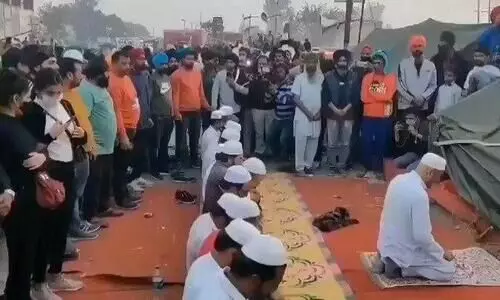 കർഷക സമരത്തിനിടയിൽ നിസ്​കരിക്കുന്നവർക്ക് ഐക്യദാർഢ്യവുമായി സിഖ്​ സഹോദരങ്ങൾ; വിഡിയോ വൈറൽ VIDEO