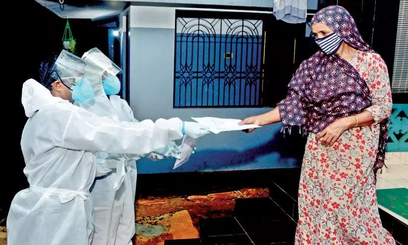 ബാ​ല​റ്റ് പേ​പ്പ​റു​മാ​യി ഉ​ദ്യോ​ഗ​സ്ഥ​ർ വീ​ട്ടി​ൽ; രേ​ഖ​പ്പെ​ടു​ത്തി​യ​ത് ച​രി​ത്ര​വും