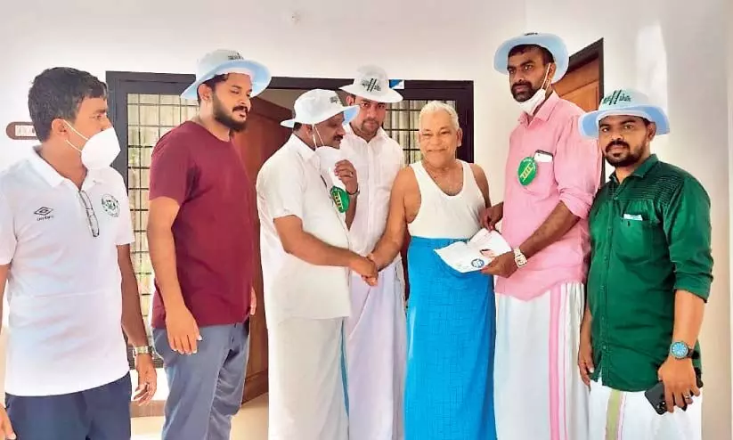 വി​മ​ത യൂ​ത്ത് ലീ​ഗ് നേ​താ​വ് ഔ​ദ്യോ​ഗി​ക സ്ഥാ​നാ​ര്‍ഥി​ക്കു​വേ​ണ്ടി പ്ര​ചാ​ര​ണ​ത്തി​ല്‍