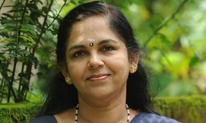 ഇതെന്ത് ചരിത്രബോധം? ഗോൾവാൾക്കറുടെ പേര് നൽകാനുള്ള നീക്കത്തിനെതിരെ ശാരദക്കുട്ടി ഇതെന്ത് ചരിത്രബോധം? ഗോൾവാൾക്കറുടെ പേര് നൽകാനുള്ള നീക്കത്തിനെതിരെ ശാരദക്കുട്ടി