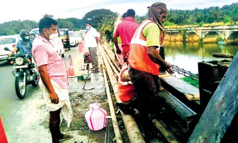 കൈവരി പുനർനിർമാണം: അപാകത്തിനെതിരെ കോൺഗ്രസ് പ്രതിഷേധം കൈവരി പുനർനിർമാണം: അപാകത്തിനെതിരെ കോൺഗ്രസ് പ്രതിഷേധം