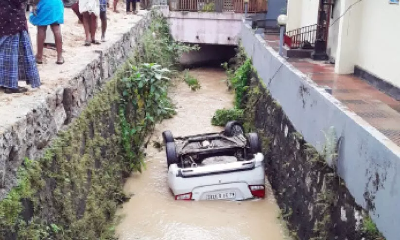 കാ​ർ​ തോ​ട്ടി​ലേ​ക്ക്​ വീ​ണു; ഡ്രൈ​വ​റെ ര​ക്ഷ​പ്പെ​ടു​ത്തി