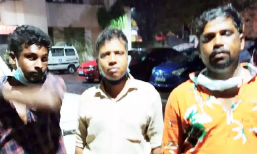 വീ​ട്ടി​ലേ​ക്കു​ള്ള വ​ഴി​യി​ലെ മദ്യപാനം ചോദ്യം ചെയ്​തതിന്​ അ​ക്ര​മം; മൂന്നംഗ സം​ഘം പി​ടി​യി​ൽ