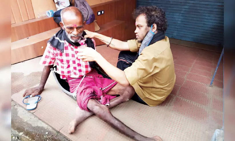 ശസ്ത്രക്രിയക്ക് പണമില്ല, കൂടെനിൽക്കാൻ ആളുമില്ല; യാതന നിറഞ്ഞ കാഴ്ചയായി എളങ്കോവൻ ചെട്ടിയാർ ശസ്ത്രക്രിയക്ക് പണമില്ല, കൂടെനിൽക്കാൻ ആളുമില്ല; യാതന നിറഞ്ഞ കാഴ്ചയായി എളങ്കോവൻ ചെട്ടിയാർ