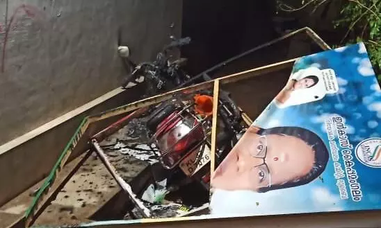 വനിത സ്ഥാനാർഥിയുടെ സ്കൂട്ടർ കത്തിച്ച നിലയിൽ വനിത സ്ഥാനാർഥിയുടെ സ്കൂട്ടർ കത്തിച്ച നിലയിൽ