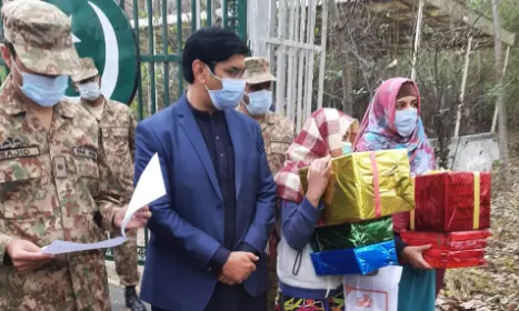 പാക്​ പെൺകുട്ടികൾ വഴിമാറി ഇന്ത്യയിലെത്തി!; സമ്മാനങ്ങളും മധുരവും നൽകി ജവാൻമാർ തിരികെ അയച്ചു