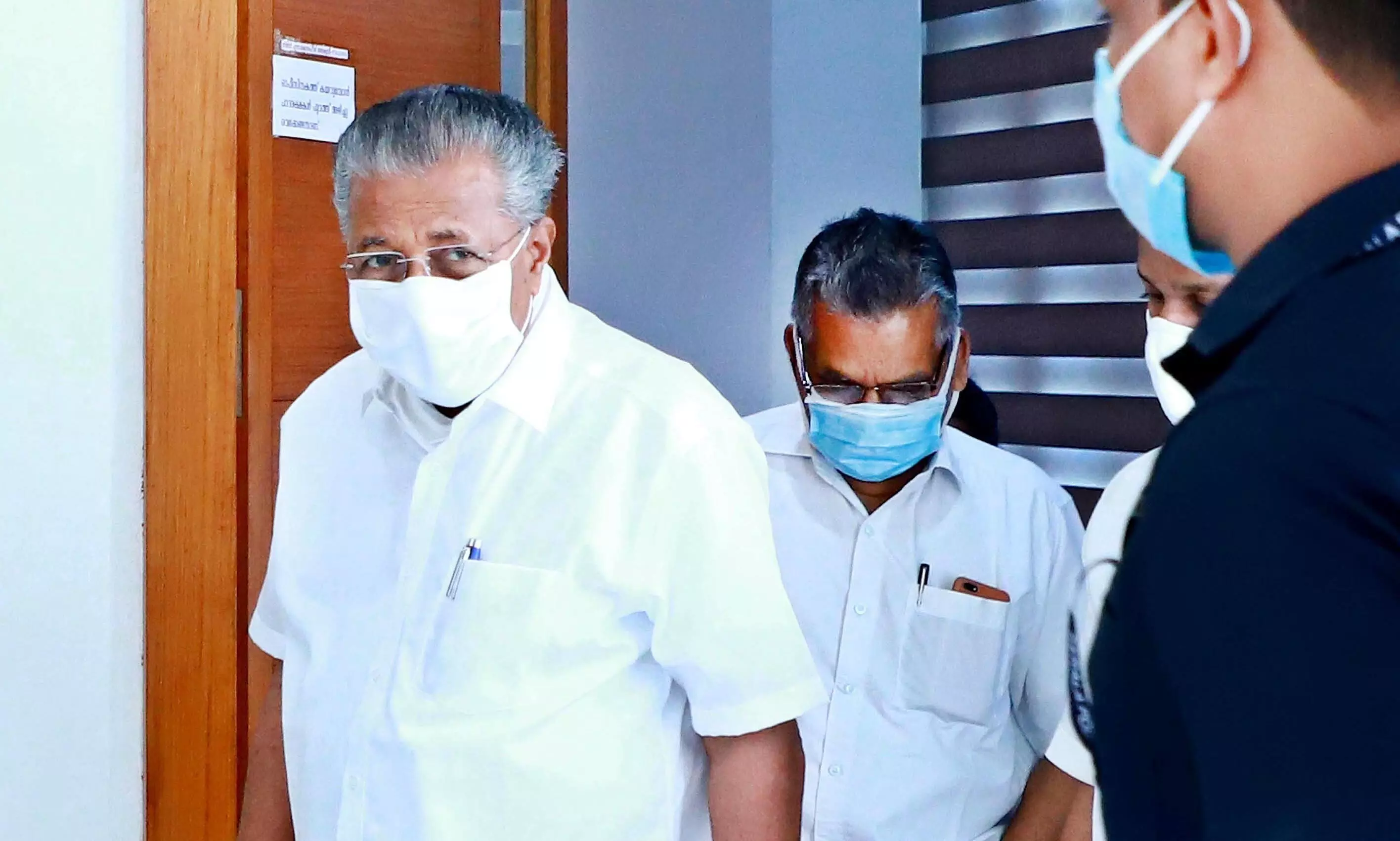 മുഖ്യമന്ത്രിയെ തിരയുന്നവരോട്; അദ്ദേഹം ഇവിടെയുണ്ട് മുഖ്യമന്ത്രിയെ തിരയുന്നവരോട്; അദ്ദേഹം ഇവിടെയുണ്ട്