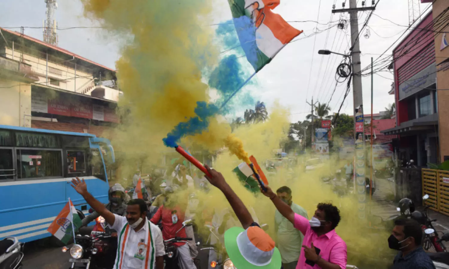 മ​ഹാ​മാ​രി​യു​ടെ കാ​ല​ത്തും ജ​ന​ങ്ങ​ൾ പോളിങ്ങ് ബൂത്തിൽ​; 75 ശ​ത​മാ​ന​ത്തോ​ളം പോ​ളി​ങ്​ പ്രതീക്ഷ