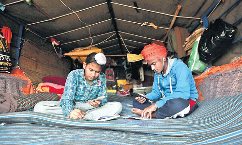 സമരഭൂമിയിൽ മുടങ്ങാത്ത ഒാൺലൈൻ ക്ലാസുകൾ