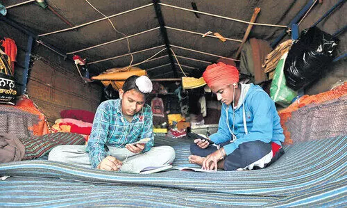 സമരഭൂമിയിൽ മുടങ്ങാത്ത ഒാൺലൈൻ ക്ലാസുകൾ