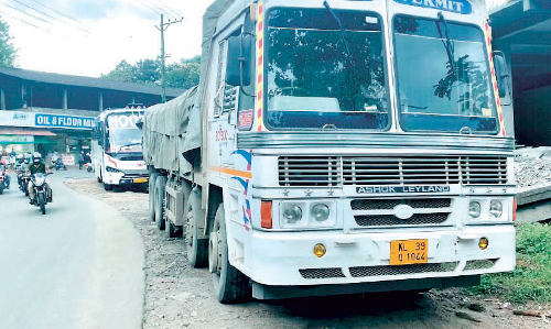 പാതയോരത്ത് നിര്‍ത്തിയിട്ട ലോറിയുടെ ടയര്‍ മോഷ്​ടിച്ചു