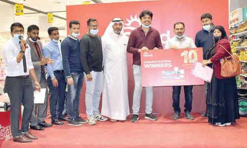 ഗ്രാ​ൻ​ഡ്​ ഹൈ​പ്പ​ർ സ​മ്മാ​ന പ​ദ്ധ​തി: ര​ണ്ടാം ന​റു​ക്കെ​ടു​പ്പ്​ വി​ജ​യി​ക​ൾ​ക്ക്​ സ​മ്മാ​നം ന​ൽ​കി