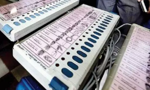 വോ​ട്ടു​യ​ന്ത്ര​ത്തി​ൽ പേ​രും ചി​ഹ്ന​വും ത​യാ​ർ