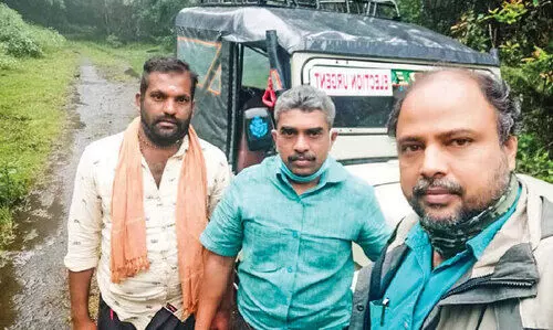 സ​മ്മ​തി​ദാ​യ​ക​രെ തേ​ടി ഉ​ദ്യോ​ഗ​സ്ഥ​ർ 10 കി​ലോ​മീ​റ്റ​ർ ന​ട​ന്ന് ഉ​ൾ​വ​ന​ത്തി​ൽ