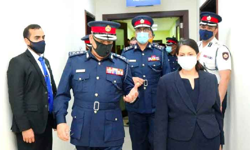 ബ്രിട്ടീഷ് ആഭ്യന്തര സെക്രട്ടറി മുഹറഖ് പൊലീസ് ആസ്ഥാനം സന്ദര്‍ശിച്ചു