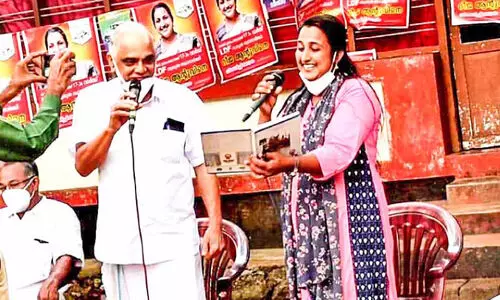 സ്ഥാനാർഥിയോടൊപ്പം പാട്ടുപാടി വോട്ട് തേടി മുൻ മന്ത്രി