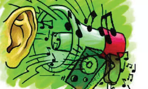 അവസാനലാപ്പില്‍ ഉച്ചഭാഷിണി​ പോരാട്ടം