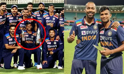 മാൻ ഓഫ്​ ദി സീരീസ്​ നടരാജന്​ കൈമാറി പാണ്ഡ്യ; കിരീടം കൈമാറി കോഹ്​ലിയും