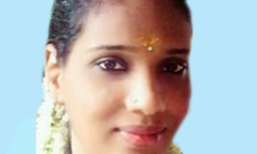 സ്കൂ​ട്ട​ർ യാ​ത്രി​ക ലോ​റി ത​ട്ടി മ​രി​ച്ചു