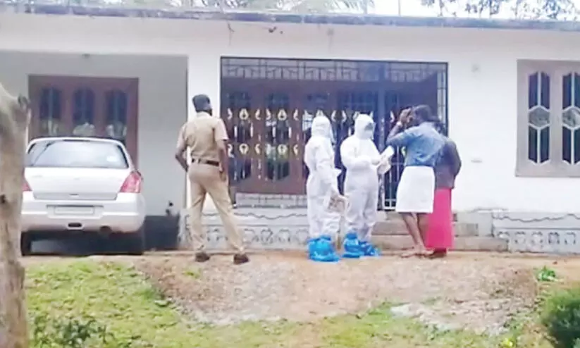 ക്വാറൻറീൻ: രേഖപ്പെടുത്തിയ വോട്ടുകൾ സി.പി.എം പ്രവർത്തകരെ കാണിച്ചു; ഉദ്യോഗസ്ഥർക്കെതിരെ പ്രതിഷേധം ക്വാറൻറീൻ: രേഖപ്പെടുത്തിയ വോട്ടുകൾ സി.പി.എം പ്രവർത്തകരെ കാണിച്ചു; ഉദ്യോഗസ്ഥർക്കെതിരെ പ്രതിഷേധം