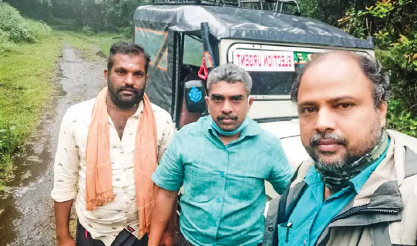 സ​മ്മ​തി​ദാ​യ​ക​രെ തേ​ടി ഉ​ദ്യോ​ഗ​സ്ഥ​ർ 10 കി​ലോ​മീ​റ്റ​ർ ന​ട​ന്ന് ഉ​ൾ​വ​ന​ത്തി​ൽ