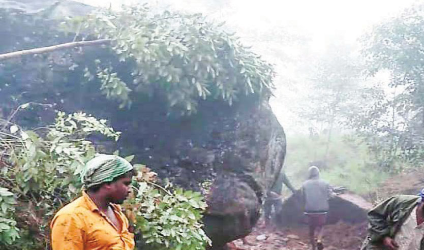 മഴ: ആദിവാസിക്കുടിയിലേക്കുള്ള പാതയില് ഭീമന് പാറ അടര്ന്നുവീണു മഴ: ആദിവാസിക്കുടിയിലേക്കുള്ള പാതയില് ഭീമന് പാറ അടര്ന്നുവീണു
