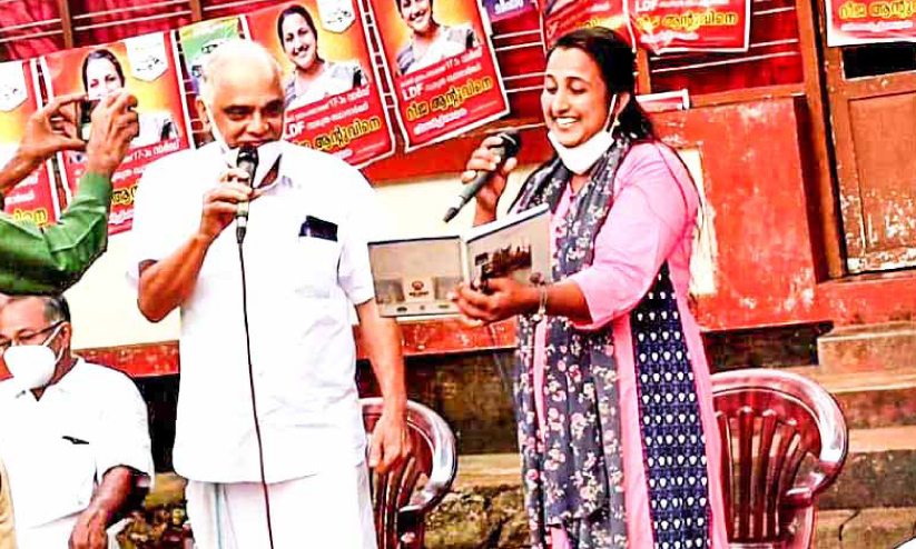 സ്ഥാനാർഥിയോടൊപ്പം പാട്ടുപാടി വോട്ട് തേടി മുൻ മന്ത്രി സ്ഥാനാർഥിയോടൊപ്പം പാട്ടുപാടി വോട്ട് തേടി മുൻ മന്ത്രി