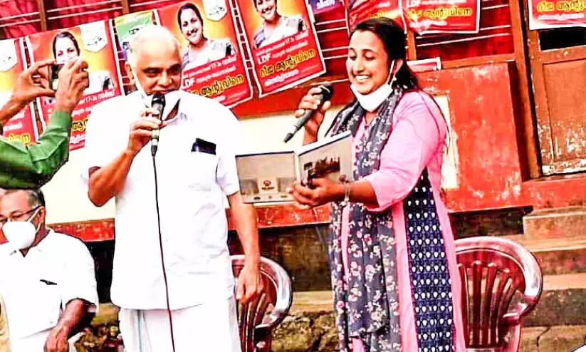 സ്ഥാനാർഥിയോടൊപ്പം പാട്ടുപാടി വോട്ട് തേടി മുൻ മന്ത്രി