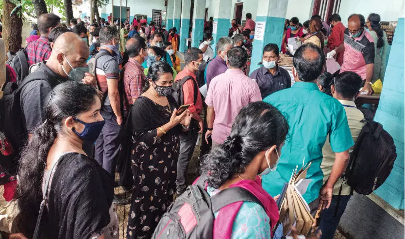 ഇടമലക്കുടിയിലേക്ക്​ നേരത്തേ പുറപ്പെട്ട്​ പോളിങ്​ ഉദ്യോഗസ്ഥർ