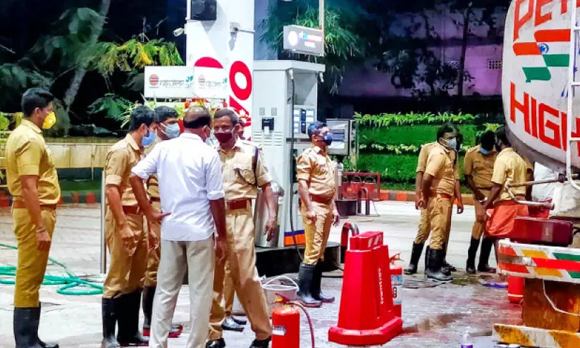 ഒാടി​െക്കാണ്ടിരുന്ന ടാങ്കറിൽനിന്ന്​ ഇന്ധനം ചോർന്നു; ഫയർഫോഴ്​സ്​ ഇടപെടൽ വൻ ദുരന്തം ഒഴിവാക്കി