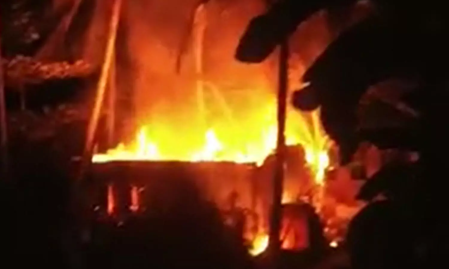 കോഴിക്കോട് ഗ്യാസ് സിലിണ്ടർ പൊട്ടിത്തെറിച്ച് വീട് കത്തി നശിച്ചു