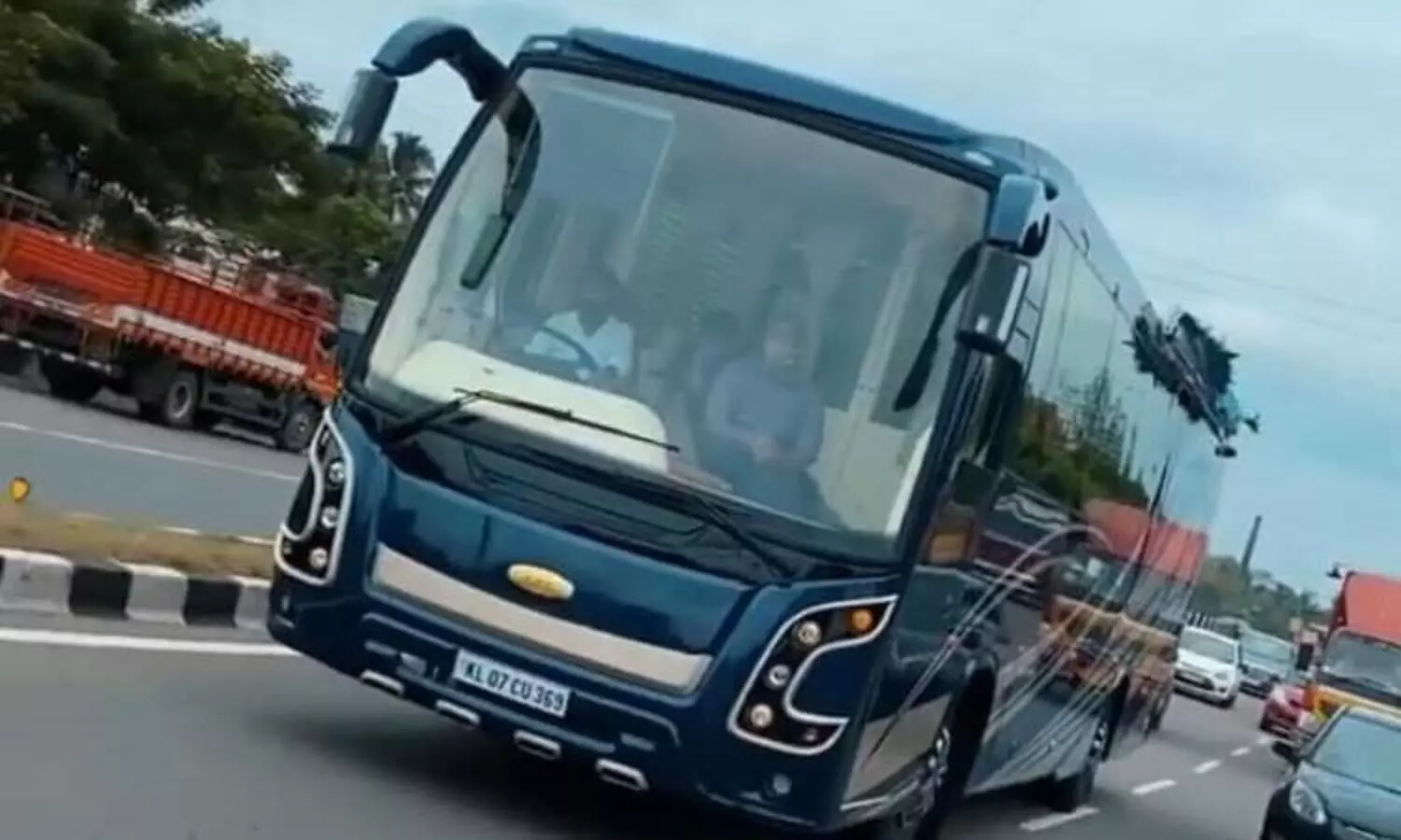 ചലിക്കുന്ന കൊട്ടാരം സ്വന്തമാക്കി മമ്മൂട്ടി; കിടപ്പുമുറിയും അടുക്കളയും ജിമ്മും അടക്കം സൗകര്യങ്ങൾ