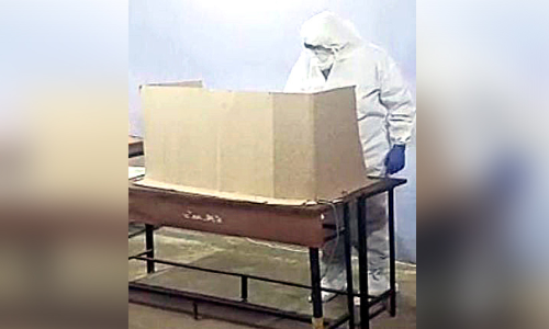 സ്ഥാനാർഥി പി.പി.ഇ കിറ്റ് ധരിച്ച് വോട്ട് ചെയ്തു