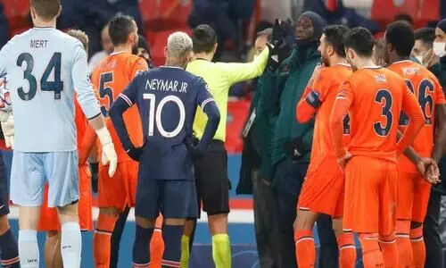 മത്സരത്തിനിടെ വംശീയാധിക്ഷേപം, പ്രതിഷേധം: പി.എസ്.ജി-ബസക്സ‍ഹിർ മത്സരം മാറ്റിവെച്ചു