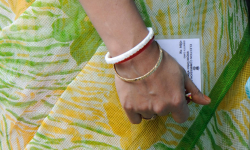 വോട്ടുചെയ്യാൻ അലമാര കുത്തിത്തുറന്ന വീട്ടമ്മ വൈറലായി