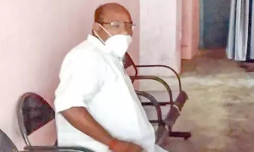 മദ്യവിതരണം നടത്തിയ യു.ഡി.എഫ് സ്ഥാനാര്ഥിയും കൂട്ടരും അറസ്റ്റിൽ മദ്യവിതരണം നടത്തിയ യു.ഡി.എഫ് സ്ഥാനാര്ഥിയും കൂട്ടരും അറസ്റ്റിൽ