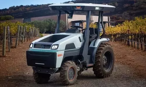 നിലം ഉഴുതുന്നതിന് സ്വയം ഒാടുന്ന ട്രാക്ടർ, ഇനി കൃഷിയും ഹൈടെക്കാകും നിലം ഉഴുതുന്നതിന് സ്വയം ഒാടുന്ന ട്രാക്ടർ, ഇനി കൃഷിയും ഹൈടെക്കാകും