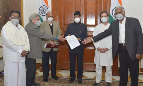 കർഷക വിരുദ്ധ നിയമങ്ങൾ പിൻവലിക്കണം; പ്രതിപക്ഷ നേതാക്കൾ രാഷ്ട്രപതിയെ കണ്ടു കർഷക വിരുദ്ധ നിയമങ്ങൾ പിൻവലിക്കണം; പ്രതിപക്ഷ നേതാക്കൾ രാഷ്ട്രപതിയെ കണ്ടു