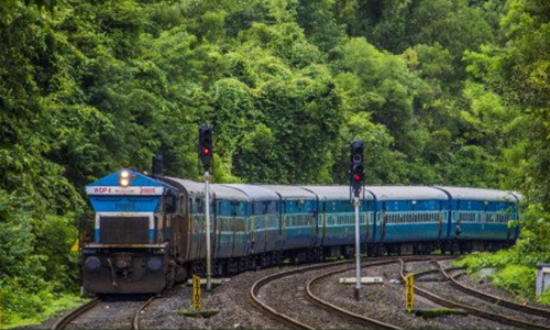 പച്ച-മഞ്ഞ-ചുവപ്പുകളുടെ ഇടവേളയിൽ യാത്ര തുടരുകയാണ്; തീവണ്ടിയുടെ ഏറ്റവും മുന്നിലായി