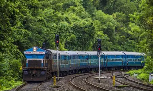 പച്ച-മഞ്ഞ-ചുവപ്പുകളുടെ ഇടവേളയിൽ യാത്ര തുടരുകയാണ്; തീവണ്ടിയുടെ ഏറ്റവും മുന്നിലായി