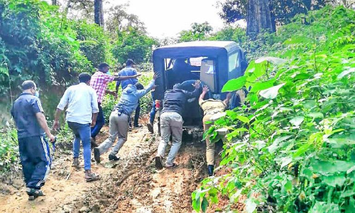 ഇ​ട​മ​ല​ക്കു​ടിയും വോട്ട്​ ചെയ്​തു; കാ​ന​ന​പാ​ത കടന്ന്​ വോട്ട്​ ചെയ്യിച്ച്​ പോളിങ്​ ഉദ്യോഗസ്​ഥർ മലയിറങ്ങി